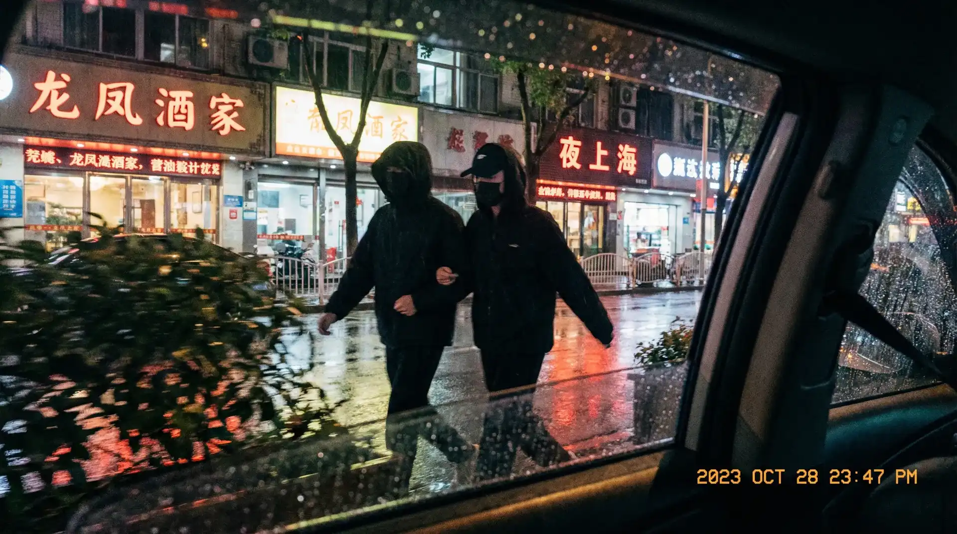 谈球吧平台 - 顶流明星深夜密会现场抓拍照片